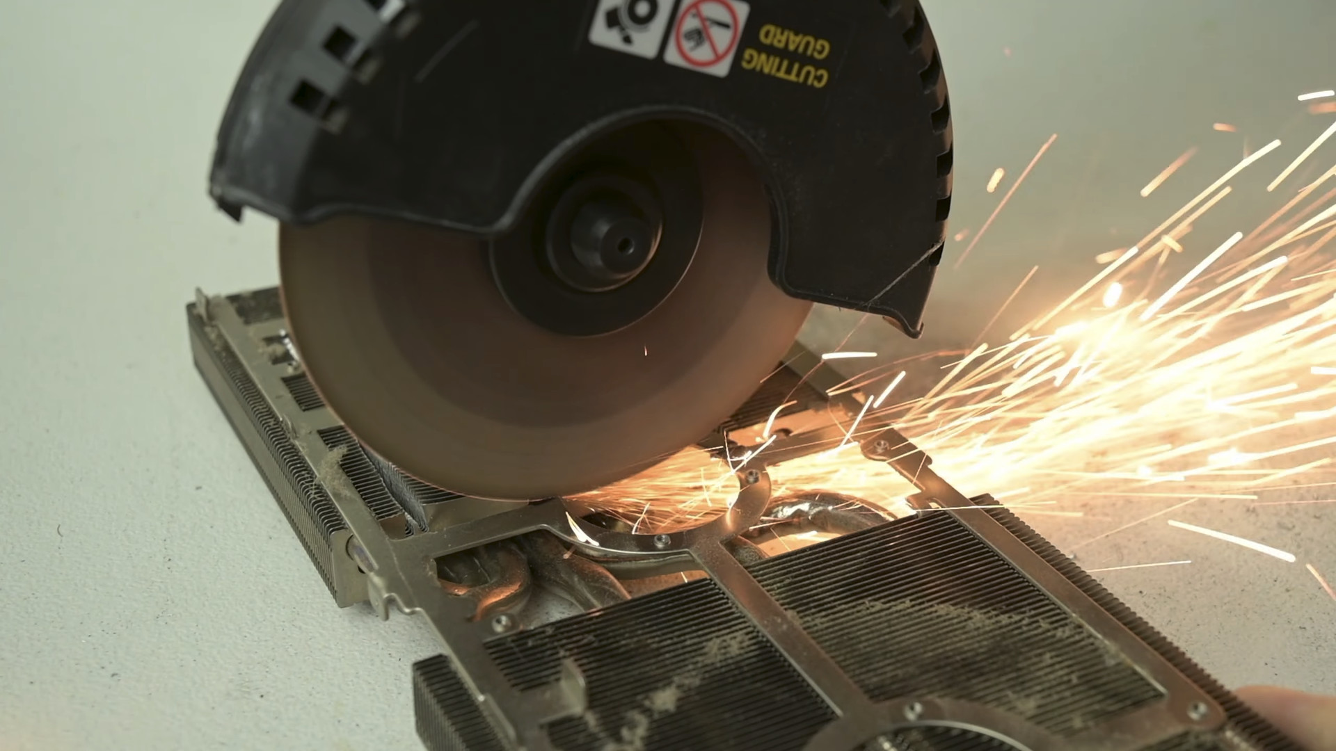 Crazy cooler mod with a circular saw: DIYer lowers GPU temperature by 24 ...